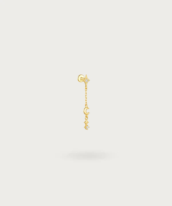 "Piercing avec Chaîne Pendante or de manière attrayante sur fond blanc"