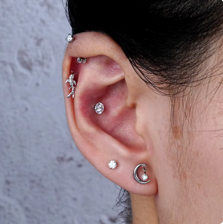 Femme portant bijou Lune conch avec zircon