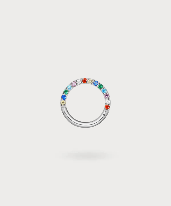 Hellin, un cercle de zircons colorés sur une finition argentée élégante