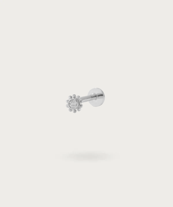 Piercing anti helix Élégant, mettant en avant le design innovant et la qualité du savoir-faire.