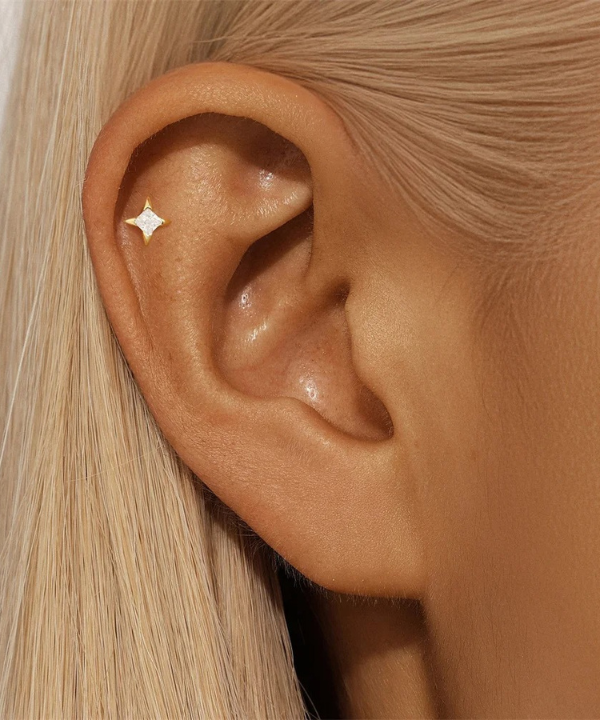 Éclat subtil du piercing Lobe Carmen, parfait pour un style élégant