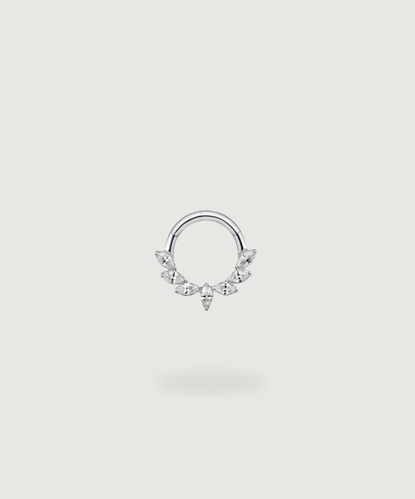 Piercing anneau Adoración en Titane argenté, orné de zircons brillants.