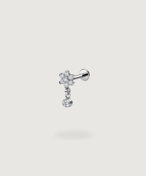 Piercing tragus en titane Adrianna, un harmonieux mélange d'argent et de zircons pour un look délicat