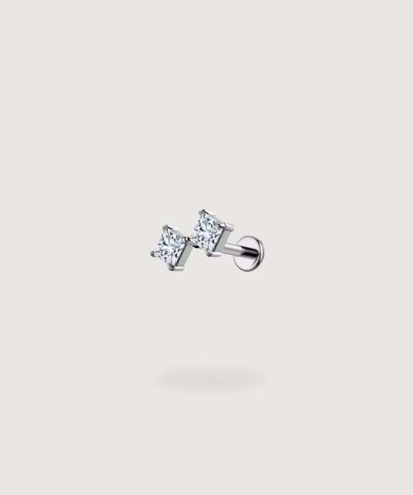 Piercing Lobe Nayra avec zircons pour une élégance discrète