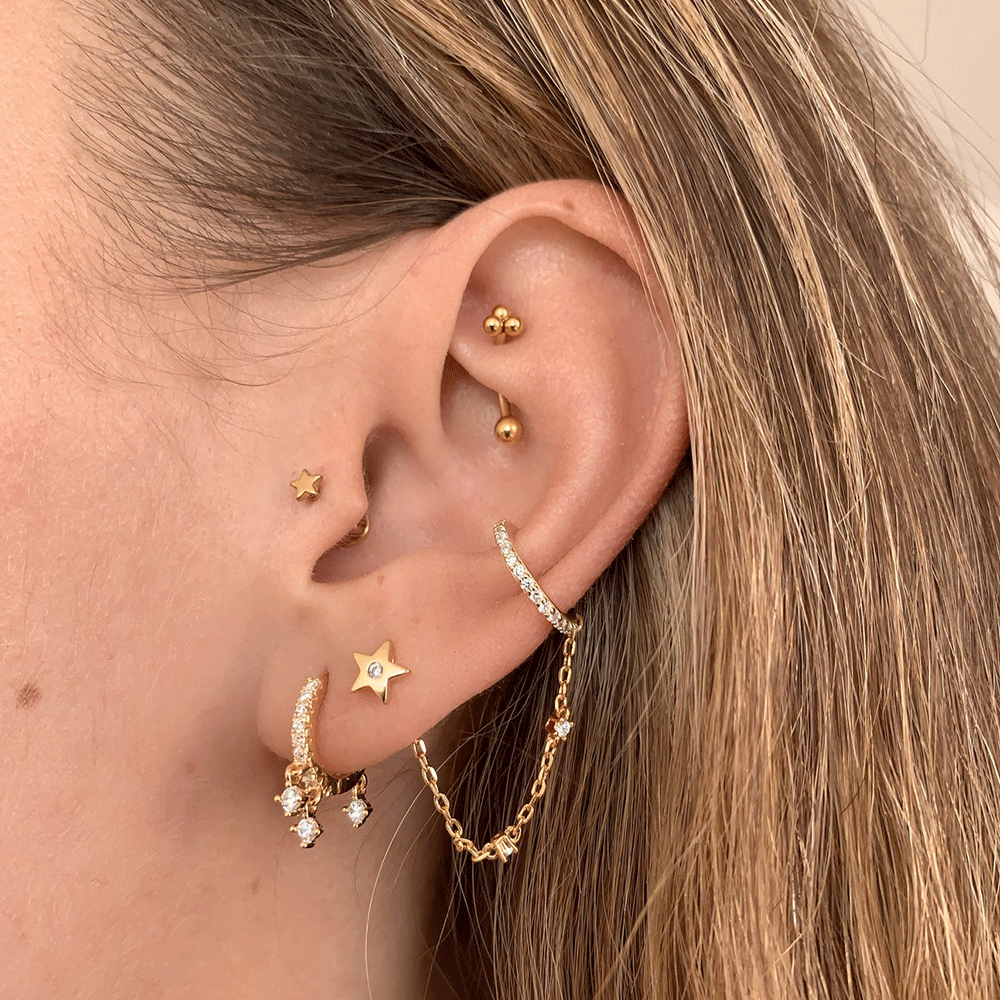 Vue portée du Piercing Avec Zircons, démontrant son allure éblouissante sur un modèle féminin