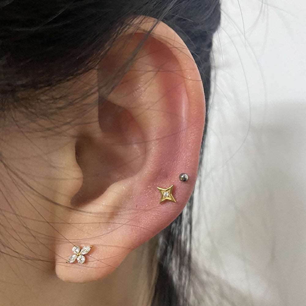 Le Piercing Anti-Helix Fleur porté, illustrant son attrait naturel et poétique. femme
