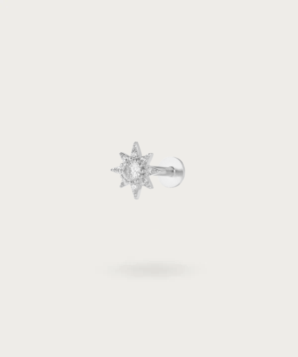 piercing oreille pour l'helix représentant un soleil argenté avec des zircons