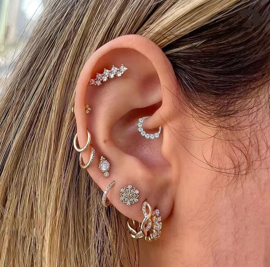 guide du piercing daith: femme portant un piercing daith à l'oreille droite