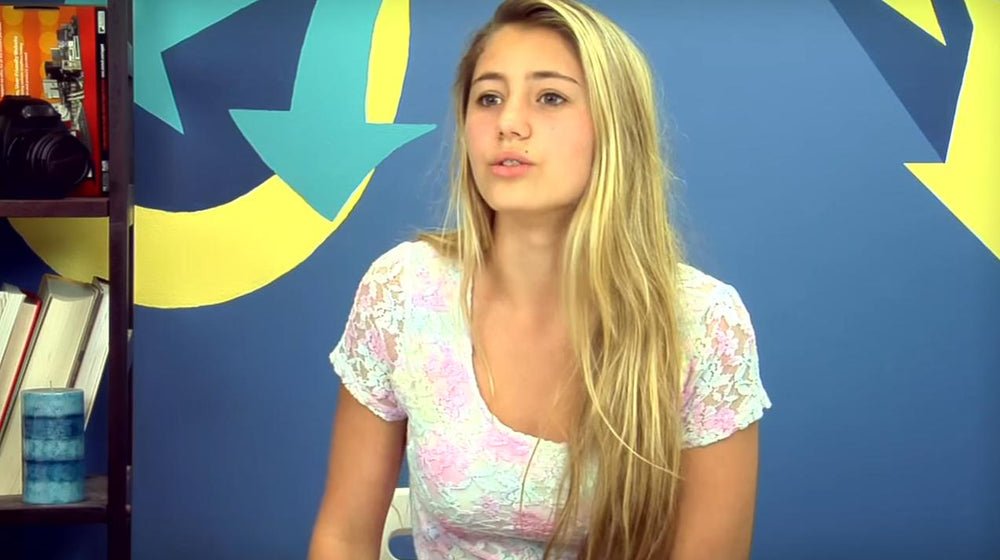 La star Lia Marie Johnson avec son piercing conch