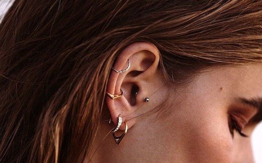 femme avec des piercings aux oreilles