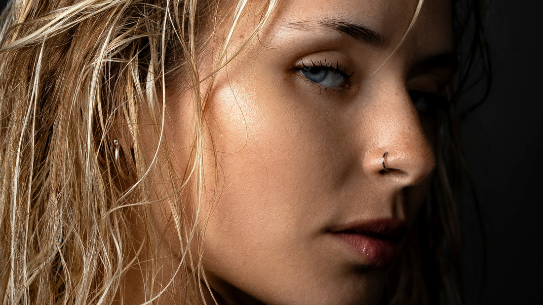 Femme visage oval avec piercings d'oreilles