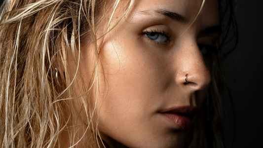 Femme visage oval avec piercings d'oreilles