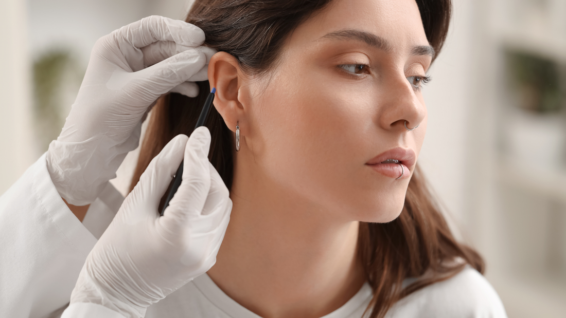 Femme portant piercing anneau