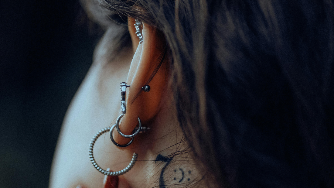 femme avec différents piercings à l'oreille