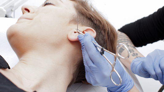 Femme chez le perceur