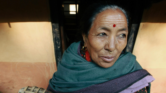 Femme ancienne civilisation avec piercings d'oreille