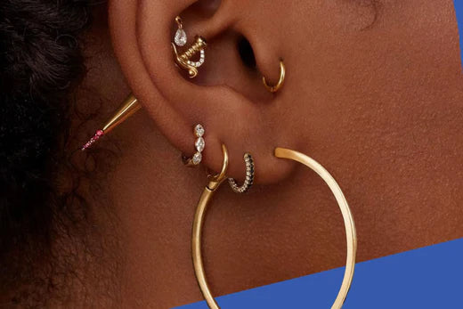 femme avec un piercing à l'oreille