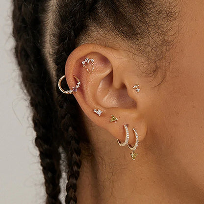 femme portant le piercing oreille avec zircons blancs et violets pour l'hélix