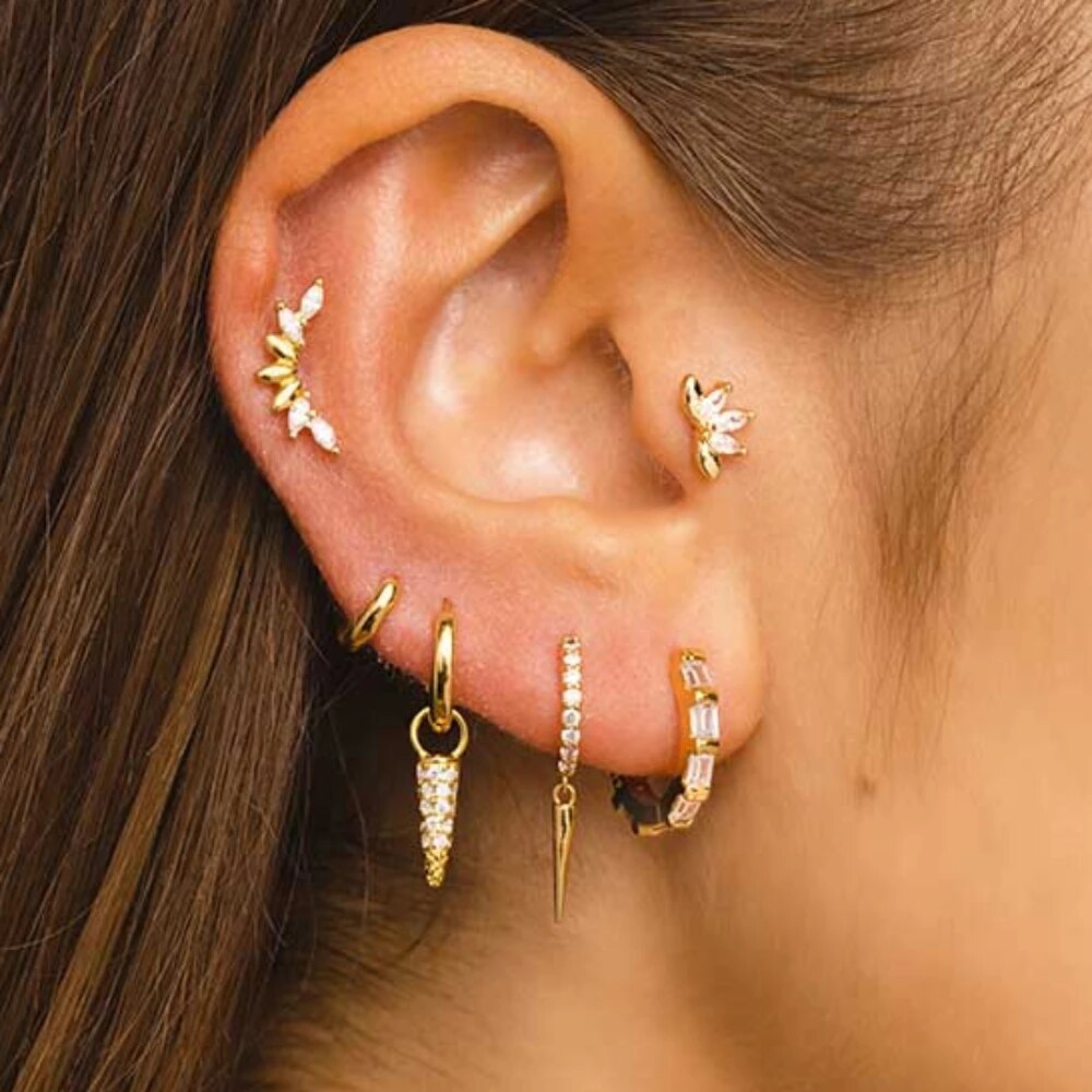 Bijou d'oreille 'Aria' avec zircon éclatant, incarnant luxe discret et élégance moderne porté sur une oreille féminine