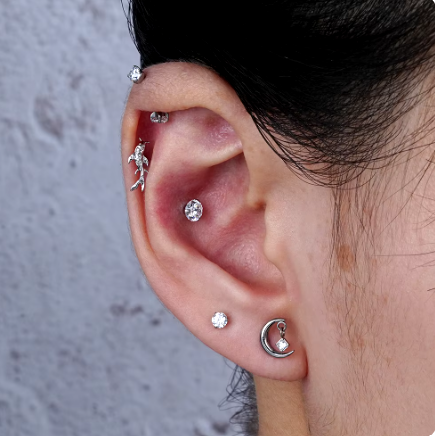 Femme portant bijou Lune conch  avec zircon