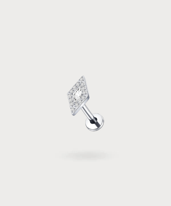 Sublimez votre look avec le piercing flat Oriana, un bijou carré scintillant