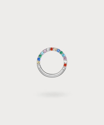 Hellin, un cercle de zircons colorés sur une finition argentée élégante