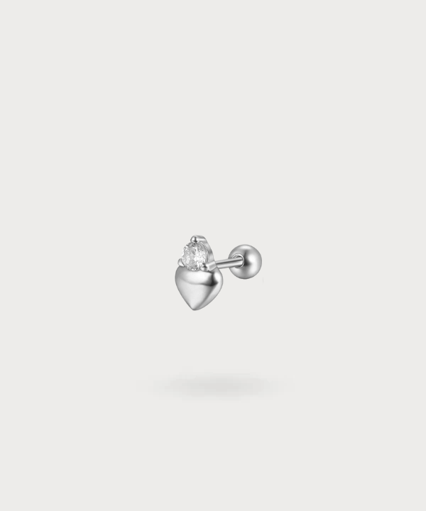 Maya, un bijou tragus cœur en argent avec zircon au dessus du coeur pour un design intemporel