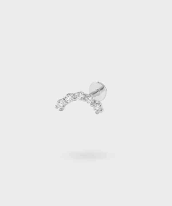 Piercing hélix Lourdes en argent 925 mettant en avant cinq zircons brillants."