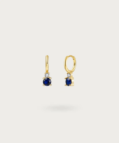 Zoom sur le contraste entre le petit et le grand zircon des boucles d'oreilles Elisa