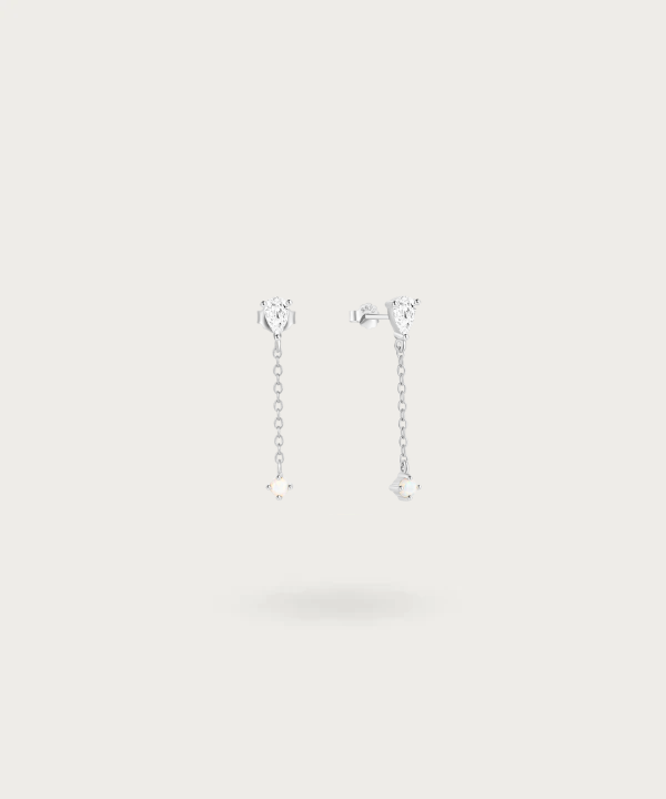 Détail de l'opale colorée et du zircon sur la chaîne en argent des boucles d'oreilles Irene