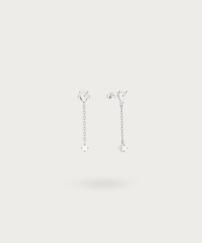 Détail de l'opale colorée et du zircon sur la chaîne en argent des boucles d'oreilles Irene