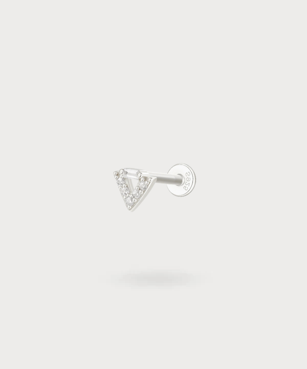 Sophistication géométrique du piercing tragus Auxi, triangle avec zircons en argent massif S925