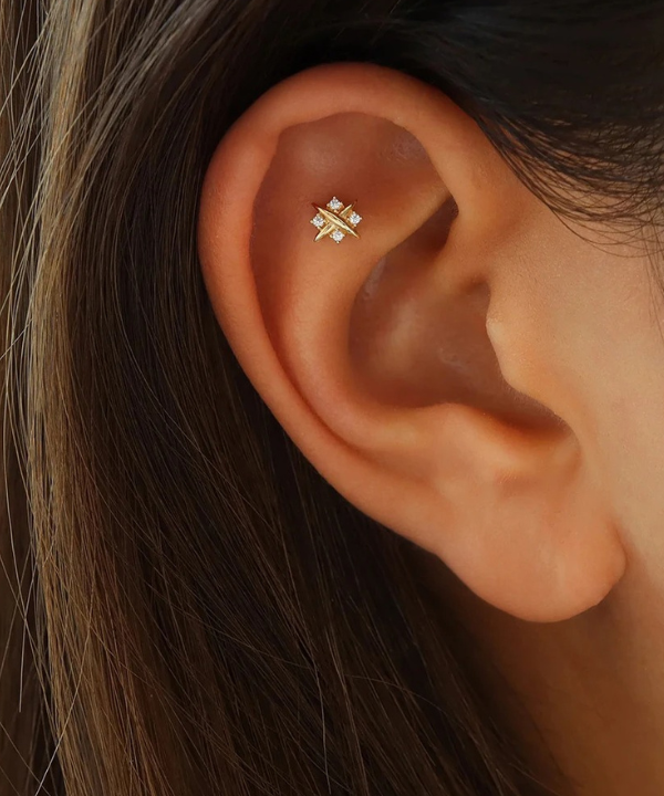 Le piercing Sheira : une constellation de lumière pour votre lobe