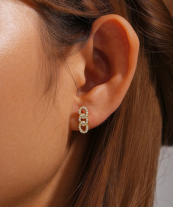 Brillez avec Idoia, un piercing lobe orné de zircons scintillants