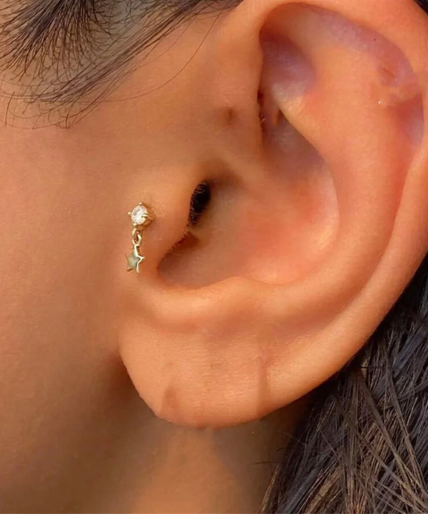 Leire, un piercing lobe en forme d'étoile, parfait pour un éclat quotidien