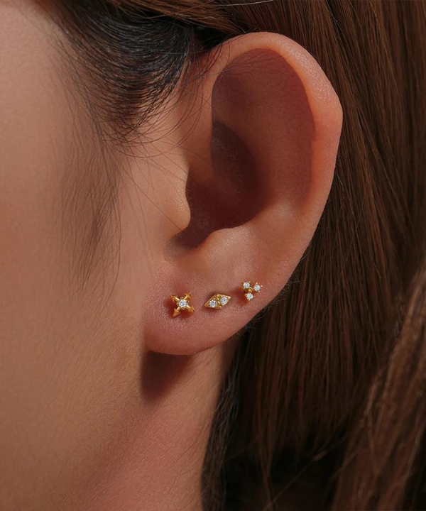 La délicatesse d'Adrianna, un piercing lobe avec un design de fleur scintillante