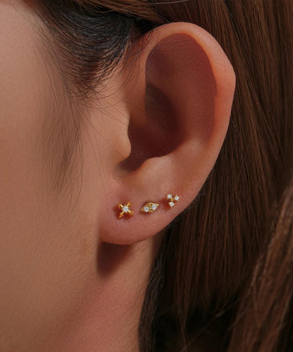 La délicatesse d'Adrianna, un piercing lobe avec un design de fleur scintillante