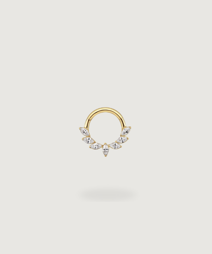 Piercing anneau Adoración en Titane doré, orné de zircons brillants.
