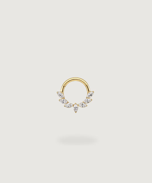Piercing anneau Adoración en Titane doré, orné de zircons brillants.