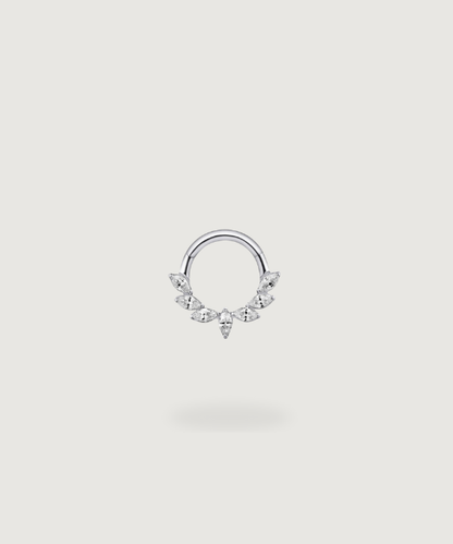 Piercing anneau Adoración en Titane argenté, orné de zircons brillants.