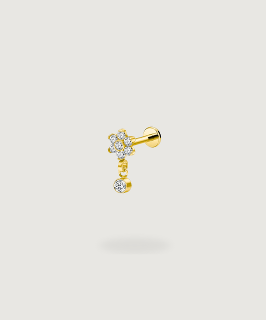 Piercing tragus en titane Adrianna, un harmonieux mélange d'or et de zircons pour un look délicat