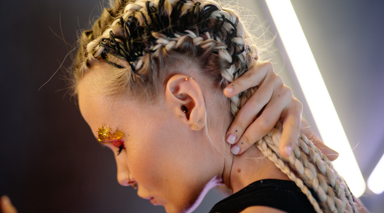 bijouterie Luna- femme avec piercings d'oreille: piercing helix, piercing lobe et piercing tragus