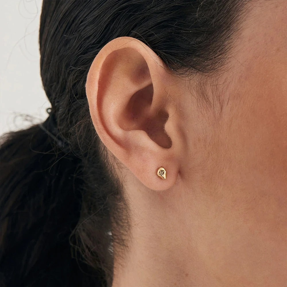 La subtilité de Montse, un piercing lobe qui reflète la lumière 