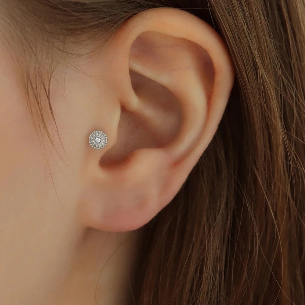 Sabrina, un piercing flat qui illumine le style avec ses zircons brillants