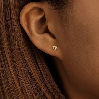 Femme portant le piercing Auxi au lobe en or, dispo également pour le tragus