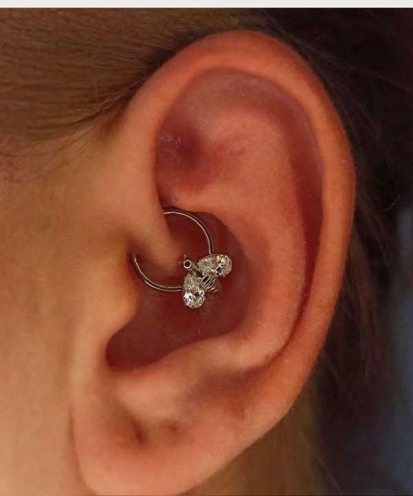 "Piercing Helix Anneau Abeille argenté porté sur une oreille féminine."