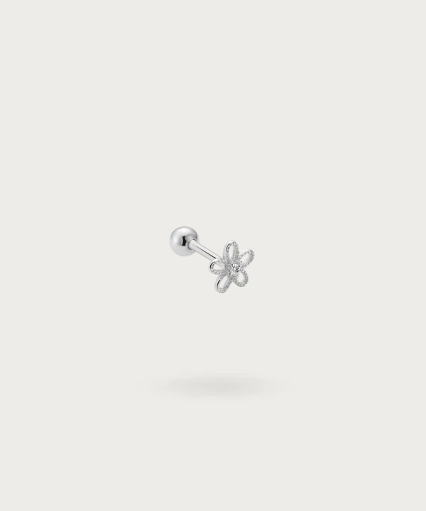 Image du Piercing Helix avec motif de fleur, détail du motif fleuri argent