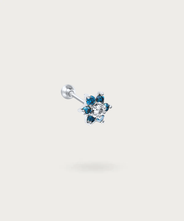 "Piercing Flat Fleur et Zircons argenté sur fond blanc"