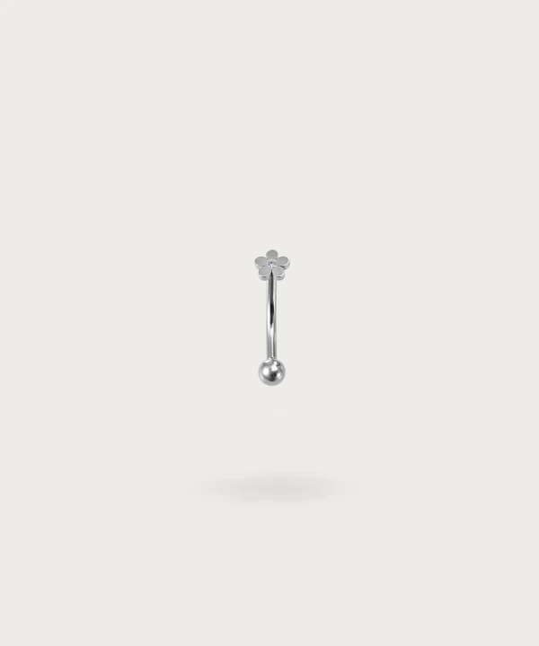 Image du Piercing Rook Fleur Paulina, montrant son design délicat argent