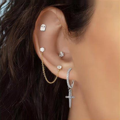 Piercing Fantôme en Titane porté sur une oreille féminine.